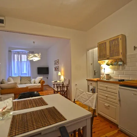 Downtown Charming Nest - One Bedroom Daire