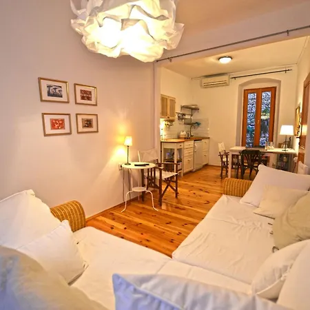 Daire Downtown Charming Nest - One Bedroom *